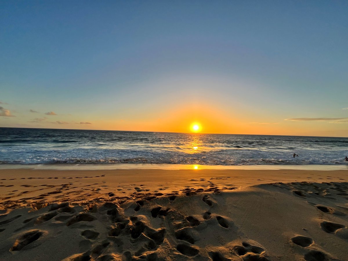 Another beautiful sunset, for another beautiful #AlohaFriday. 💙