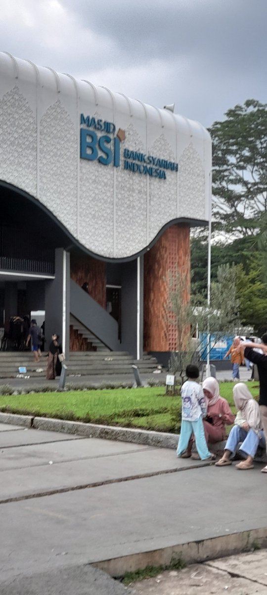petanirumah's tweet photo. Ini Mesjid di Rest Area Toll jakarta cikampek km 88. Waktu ke sini padatnya luar biasa namun tidak ada satu pun pungli. Petugasnya ramah ramah. 
Tidak ada tuh yang gedor2 toilet sambil teriak pakai TOA https://t.co/N3osyqdwMe
