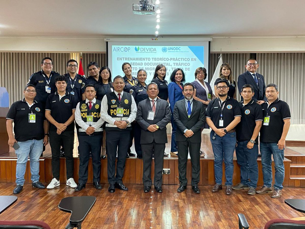 Sergio_NaranjoA's tweet photo. Finalizado el entrenamiento para el grupo inter agecial GETAA, sobre tráfico ilícito de migrantes,falsedad documental y tráfico de drogas, en el aeropuerto internacional de Jorge Chávez, lima , Perú 🇵🇪 , apoyado por UNODC financiado por UE 🇪🇺 @IllicitRoutes @DEVIDAPERU #PCBT https://t.co/k4ay2trfb9
