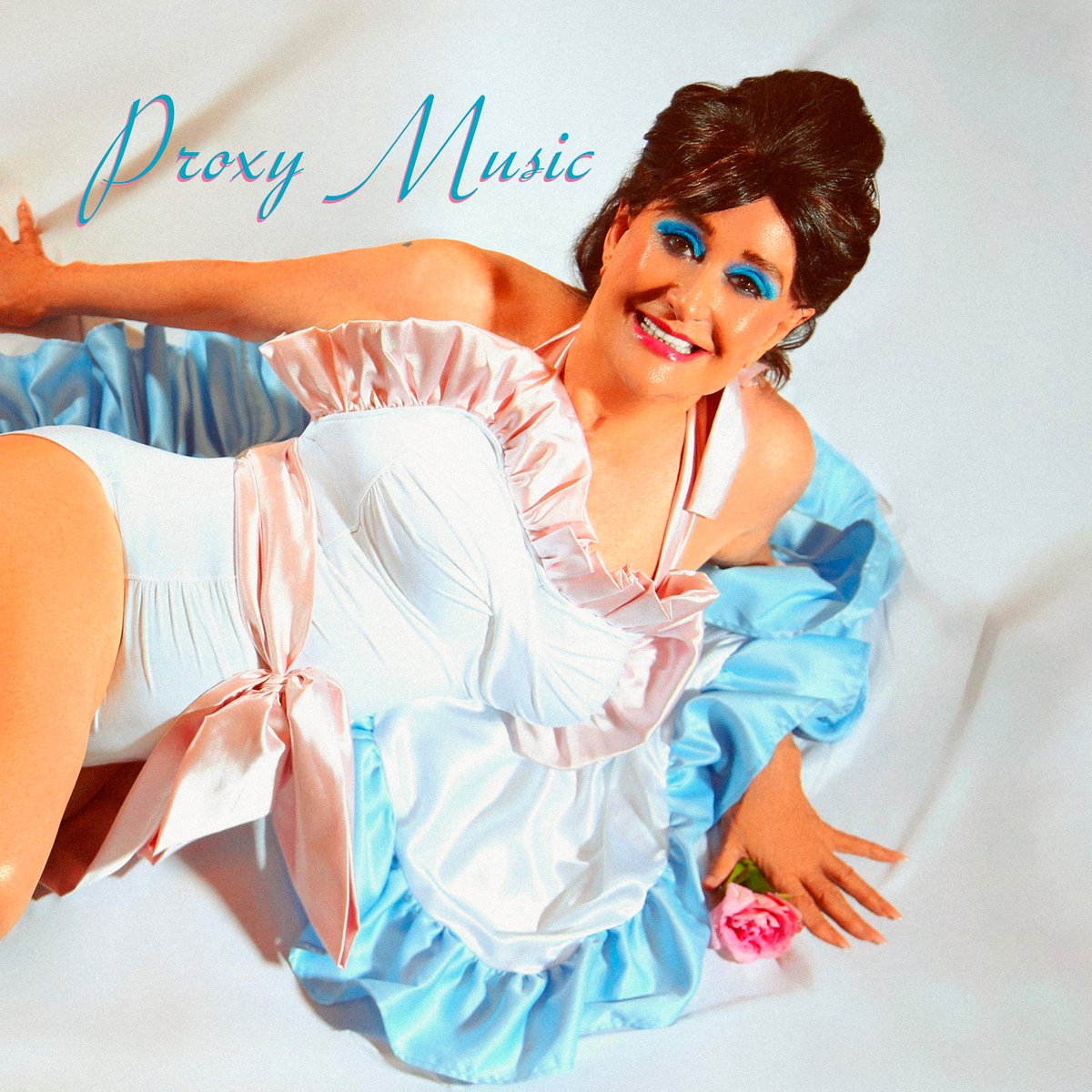 Posiblemente la tapa de disco más icónica del año. Linda Thompson recreando el debut de Roxy Music. Una sola letra para definirlo todo: se llama Proxy Music. Linda sufre una afección en las cuerdas vocales que le van quitando la voz. Amigos artistas y familia cantan por ella.