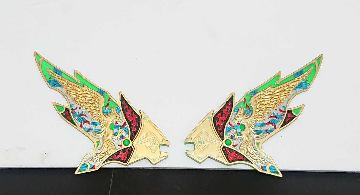 amks0009's tweet photo. 輝羅鋼天空鳳凰翼、両方とも塗り分け完了(*｀･ω･)ゞ
金色に輝く鳳凰がかっこいいですね(*´∇｀)
やっぱり輝羅鋼塗装は楽しいのだ🎵

参考までに
ゴールド→GM(ガンダムマーカー)イエローゴールド
シルバー→GMメッキシルバー
青→GMメタブルー
赤→GMロイヤルメタレッド
一部緑→GMメタグリーン https://t.co/grP13F5K0e