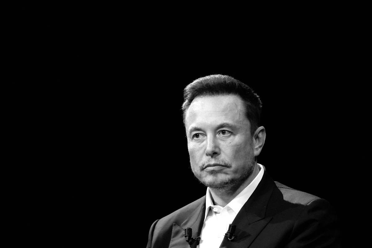 BlogdoNoblat's tweet photo. A causa essencial da liberdade de expressão ganhou com o empresário Elon Musk um falso paladino, engajado em um bate-boca oportunista com o Judiciário brasileiro.
Não é fácil, sem dúvida, ignorar uma personalidade pública com o poder de Musk. À parte ser a segunda pessoa mais rica do mundo, maneja com despudor sua plataforma na internet.
A incoerência de seus queixumes em favor da liberdade de expressão é patente. Foi depois de se tornar proprietário da rede Twitter, rebatizada de X, que ela deixou de publicar em 2022 quantas e quais contas sofreram remoção de conteúdo. A transparência que cobra dos outros não pratica em casa.
A empáfia do empresário quando trata com bravatas a democracia brasileira se reduz a subserviência interessada ante autoridades de outros países. Como a China, que visitou em 2023 e cobriu de elogios, embora lá o X esteja banido e inexista liberdade de expressão.
Na Índia, Musk agachou-se diante de Narendra Modi e removeu links para documentário sobre a omissão do hoje premiê perante massacre de 2002, em Gujarat, quando Modi era governador. Na Turquia, restringiu alcance de postagens por ordem do autocrata Recep Erdogan, na eleição de 2023. (Editorial da Folha)