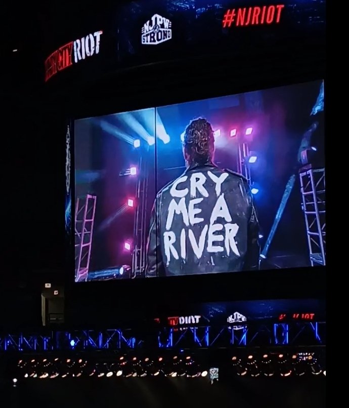 Jack Perry got a roar of boos for this in Chicago after dropping the city flag to reveal it. #njriot #WindyCityRiot