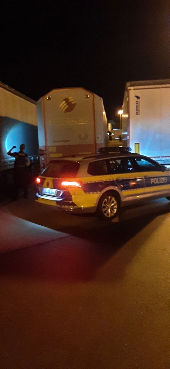PolizeiSachsen's tweet photo. 04:07 Uhr Immer wieder sind sog. »Planenschlitzer« auf Raststätten aktiv. Dabei haben sie es auf die Ladung der Lkw abgesehen. Unsere Kolleginnen und Kollegen haben daher während der Nachtstunden ein Auge auf die Parkplätze an den Autobahnen. #ddlive https://t.co/qjynqbG8VY