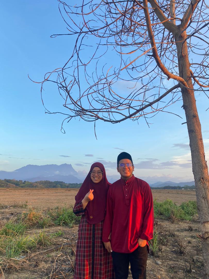 I was born in the 80s. My hubby was born in the 90s. And he persists I call him 'Abang'. Awkward at first but now I am getting used to it.🤭 #RayaKedua