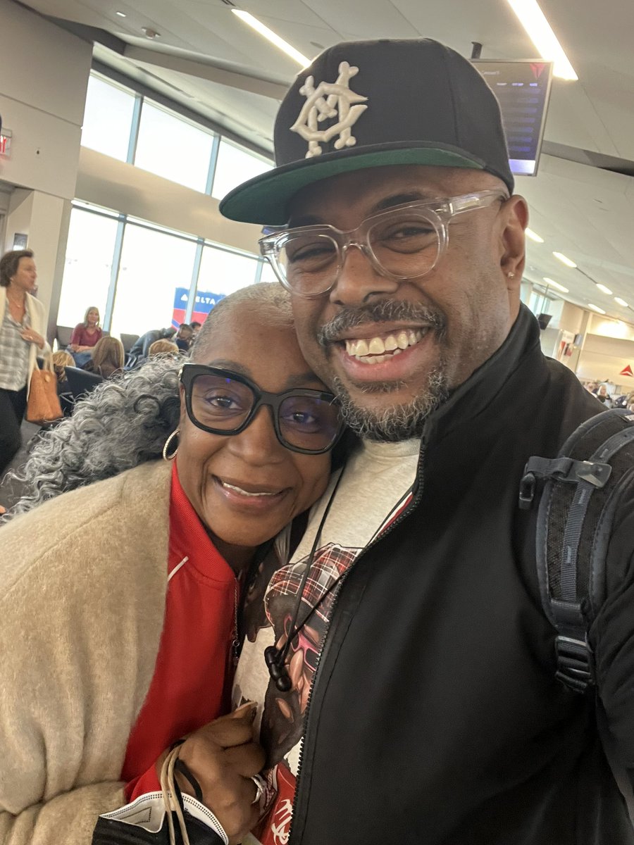 How nice to run into my buddy, the great Regina Belle, in the airport today! I played on her “Lazy Afternoon” album, produced by the late, great George Duke. We recorded that back in 2003. I’d say we’re overdue, Regina! @IAmReginaBelle