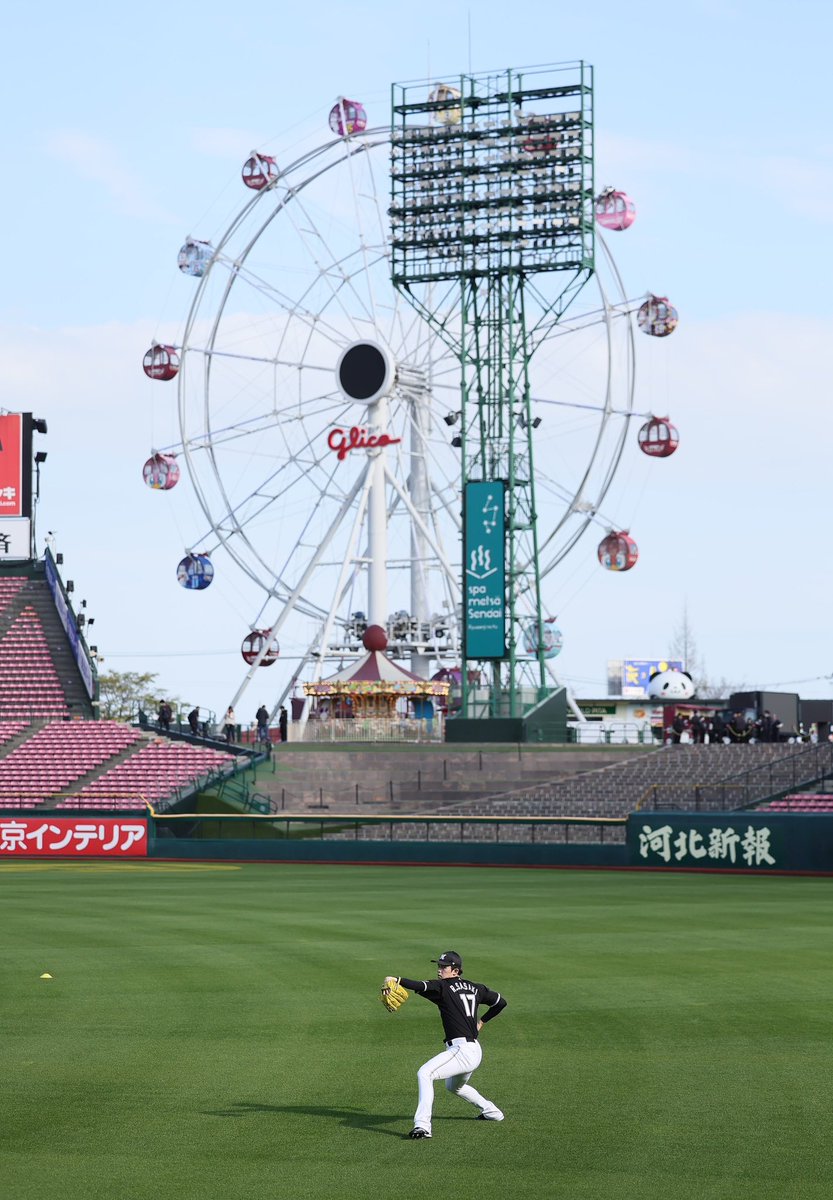 投球練習を行う #佐々木朗希 投手
(撮影・足立カメラマン)#chibalotte