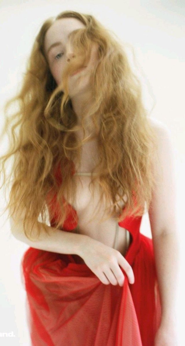 _1_line_review's tweet photo. #StrangerThings #StrangerThings5 #FearStreetPartOne1994 actress #sadiesink Sadie Sink in #red is soo #Cute and #Hot https://t.co/xOwzAG80FJ