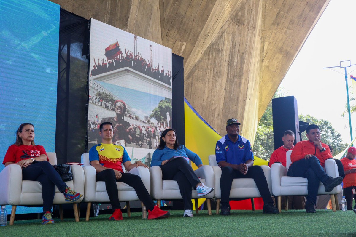 Que honor! Nuestro FORO NACIONAL DE LA JUVENTUD, en el que, escuchamos, de voces de quienes fueron protagonistas, con su acción LEAL al Comandante Chávez y el proyecto Bolivariano; hecho que marcó para siempre el rumbo de la Revolución Bolivariana #Todo11TieneSu13 #12Abril