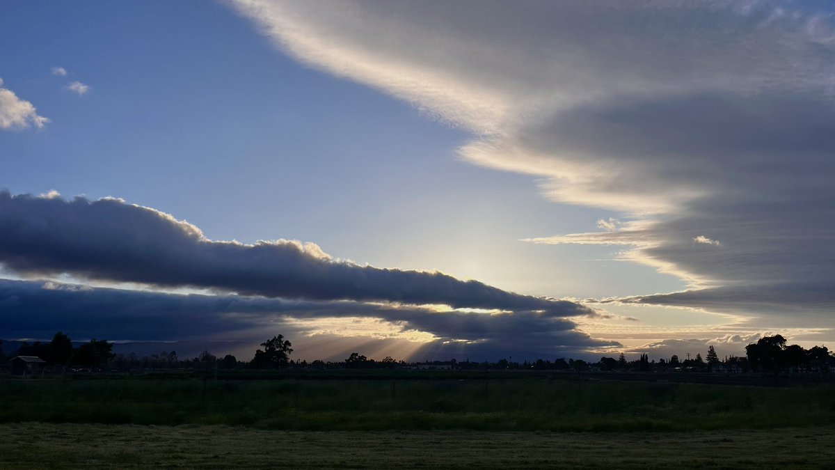 Beauty in chaos - Heaven’s rays 🌅 against the pending storm ⛈️ front. Hope that you’re enjoying your “FriYAY!” evening, Friends! 🤙🏼 #WeekendVibes #stormwatch #CAwx