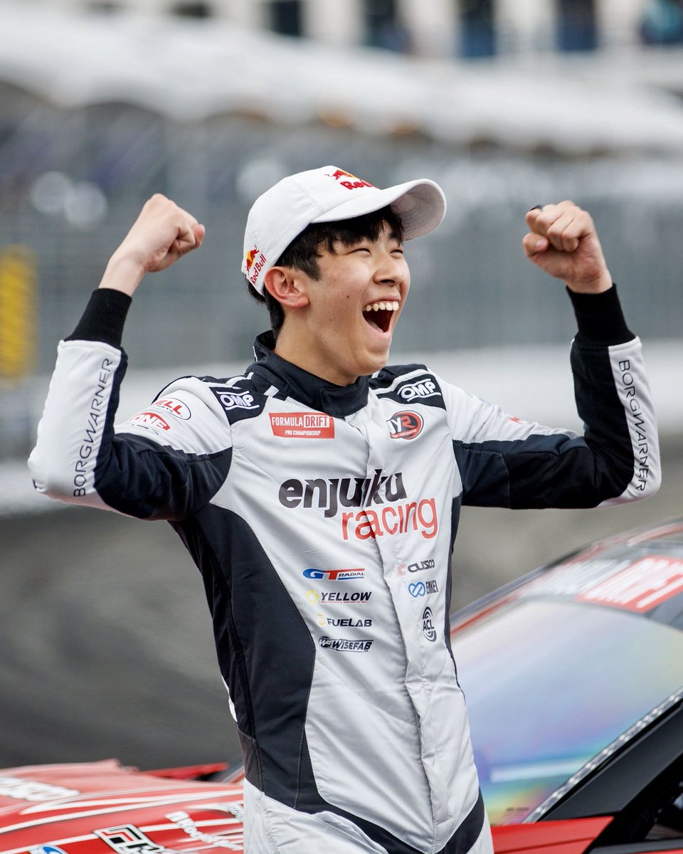 ¡Hiroya Minowa 🇯🇵 se quedó con el Seeding 16! 🏆 El joven piloto de 14 AÑOS ganó en las llaves clasificatorias de Long Beach. 👉🏻 Minowa venció en la final a Adam LZ 🇺🇸, y en el podio los escoltó Conor Shanahan 🇮🇪. #FormulaDRIFT #FDLB