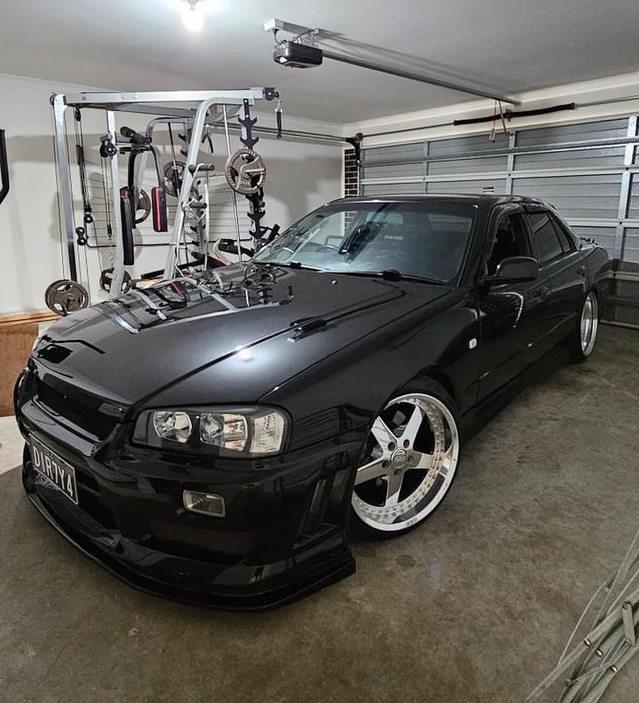 gangster sedan R34