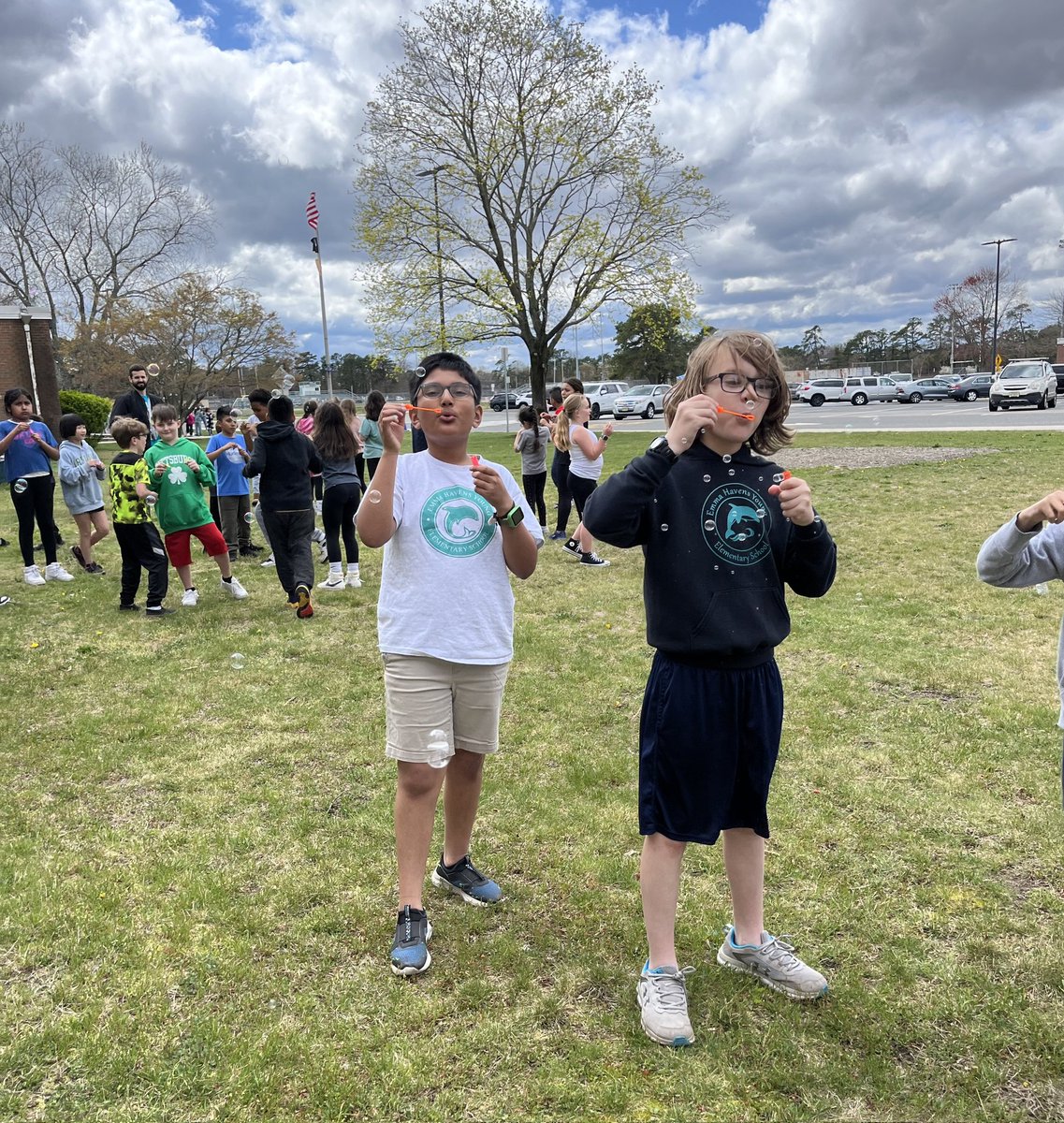 EHYDolphins's tweet photo. What a special day at EHY today celebrating autism awareness &amp; acceptance 🧩💙 #bubblesforautism #emmaproud @BtpsSrvcs @BTPSLearns https://t.co/tLoRm4PW8H