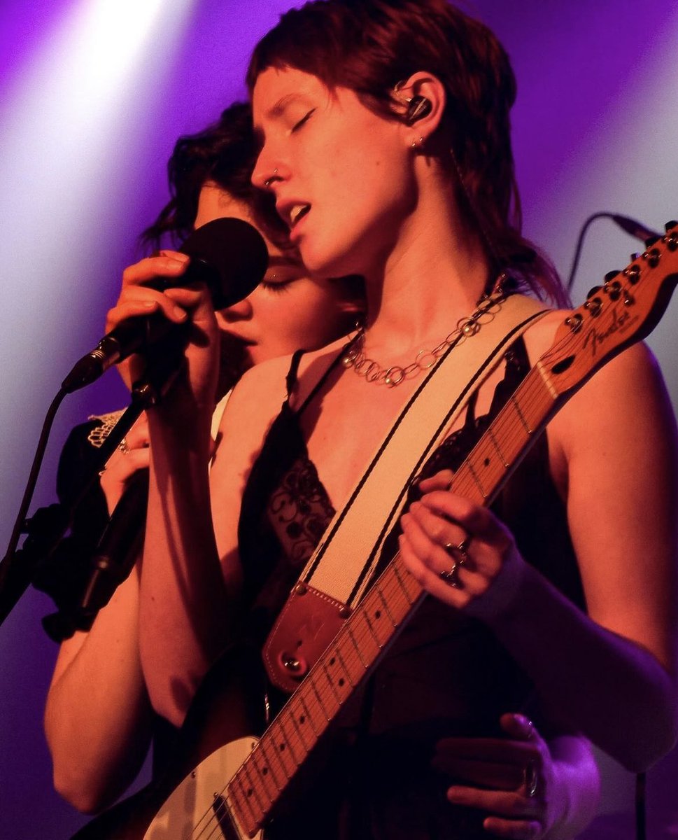 abigail & lizzie 💜

📍 showbox sodo, seattle
📷 sophiepav via instagram