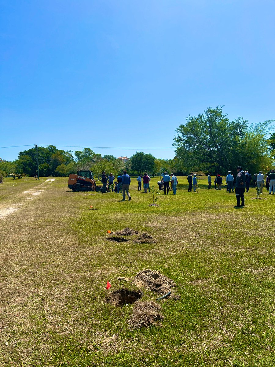 Ending the week with two days full of #extension and networking activities. Co-organized the southeastern district extension meeting including a tour to @UFTropical and met with @USDA_ARS and many local education and research institutions to discuss priorities for the region 💪🏼🤓