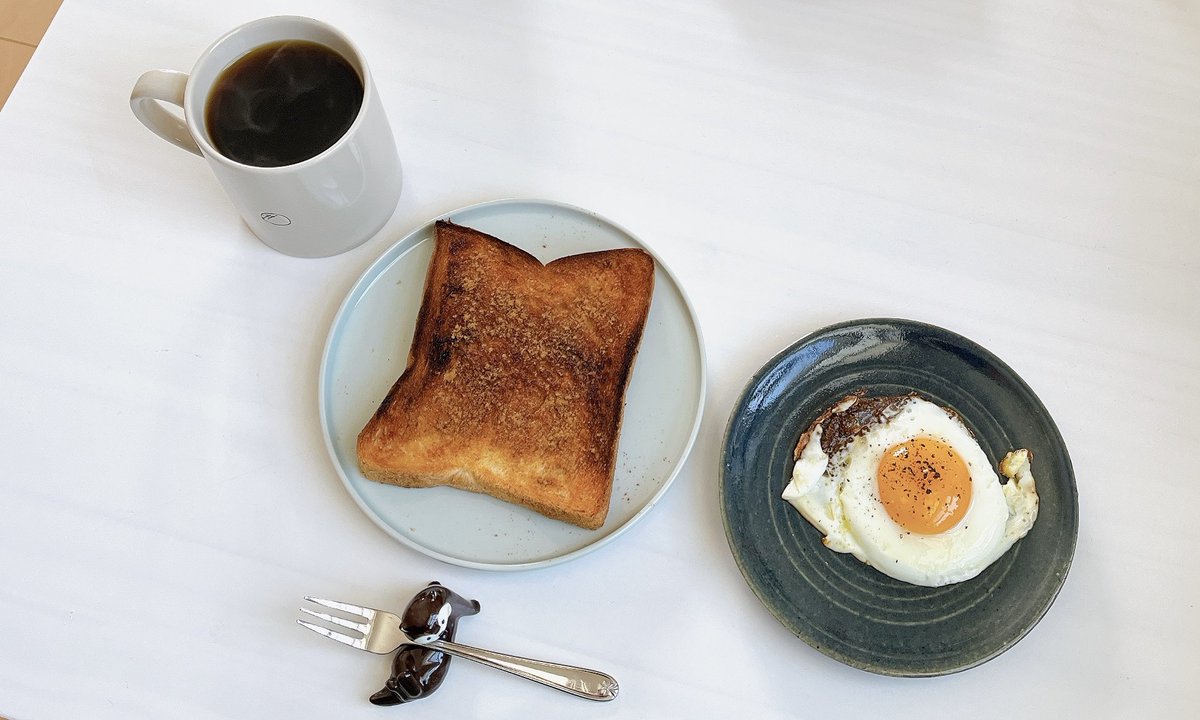 カリカリはちみつシナモントーストと まんまる目玉焼き