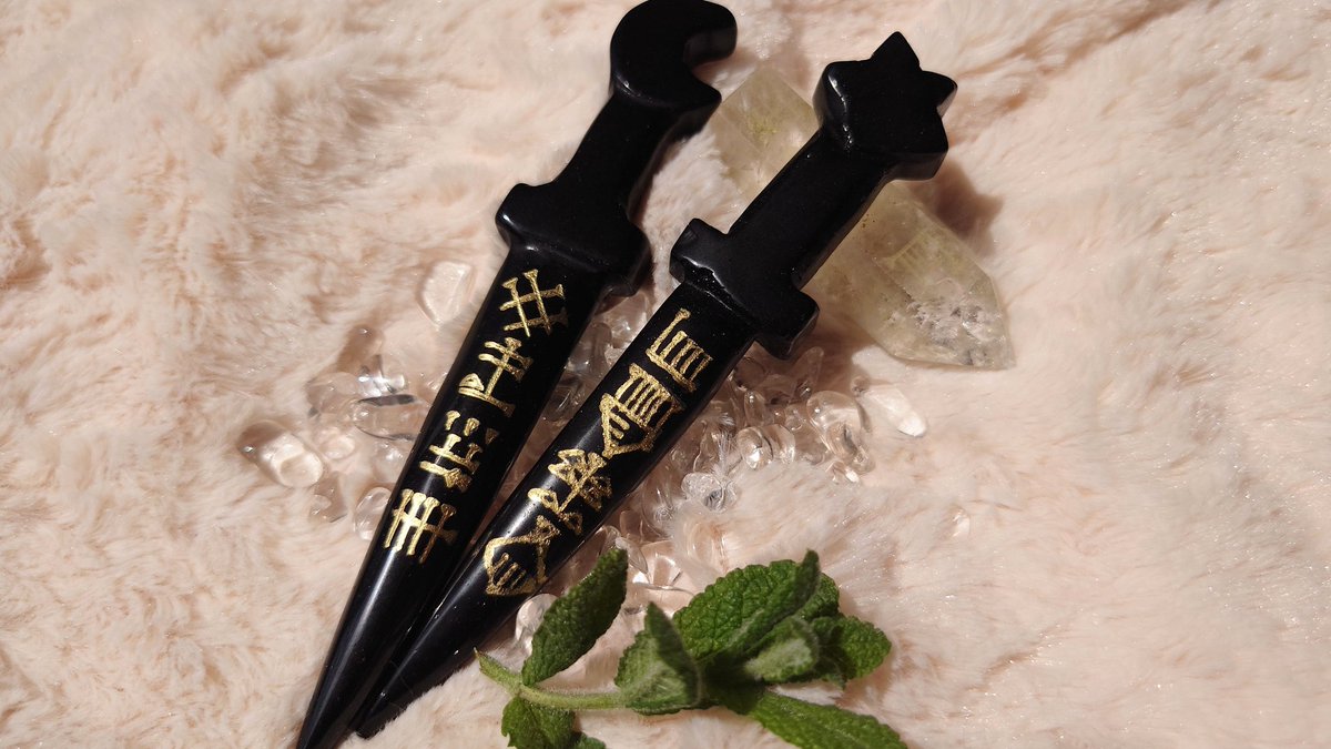 RoseBellPeony's tweet photo. ✨新商品のご紹介です✨
楔形文字短剣（黒曜石）

退魔・破魔用（月）　¥15,000
浄化・護り用（星）　¥15,000 https://t.co/wsKzUtZQ1x