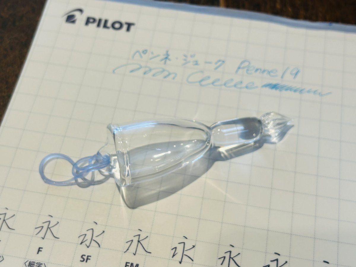 Penne191's tweet photo. 指だけで書けるガラスペン。
手が不自由な方、指に力が入らない方でもガラスペンを楽しみたい。
お客様の要望から生まれたガラスペンです。
輪ゴムを通して指一本でインク瓶につけて書くことが出来ます。
4/20（土）宇宙遊泳 東京イベントに試筆出品します。
どうか皆様からご意見をお聞かせ下さい。 https://t.co/7F1zzSkINN