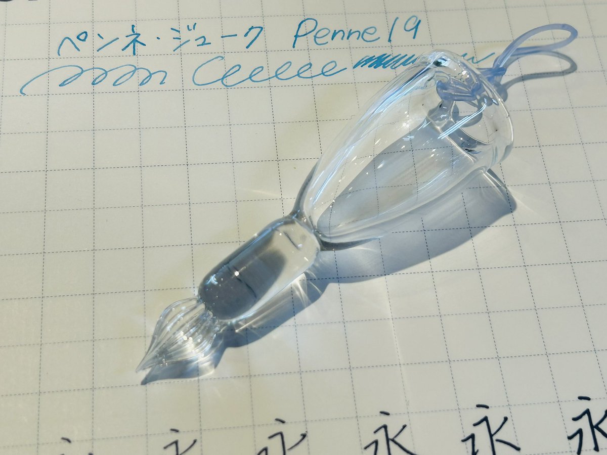 Penne191's tweet photo. 指だけで書けるガラスペン。
手が不自由な方、指に力が入らない方でもガラスペンを楽しみたい。
お客様の要望から生まれたガラスペンです。
輪ゴムを通して指一本でインク瓶につけて書くことが出来ます。
4/20（土）宇宙遊泳 東京イベントに試筆出品します。
どうか皆様からご意見をお聞かせ下さい。 https://t.co/7F1zzSkINN