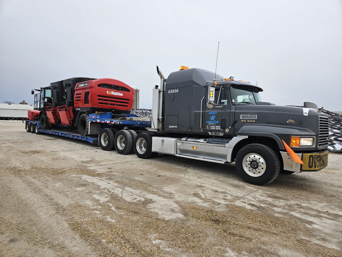 highlinemfg's tweet photo. This AMX1000s Self Propelled TMR Mixer sure looks good on this @LandstarSystem truck!

This is on Allen Stumke’s truck, the Landstar BCO. 

He was the 36th truck hired on with Landstar. Today they have 10,000 trucks. 

#weknowcows #trucking https://t.co/V28hA5R5KB