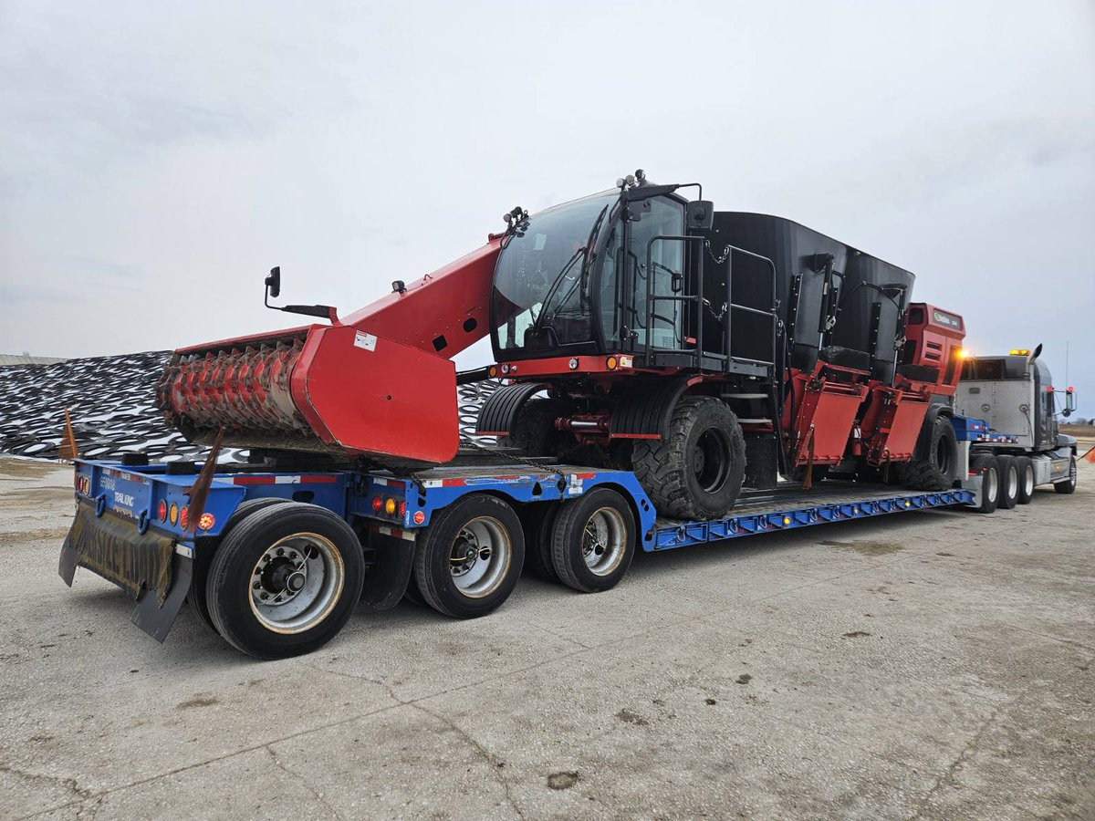 highlinemfg's tweet photo. This AMX1000s Self Propelled TMR Mixer sure looks good on this @LandstarSystem truck!

This is on Allen Stumke’s truck, the Landstar BCO. 

He was the 36th truck hired on with Landstar. Today they have 10,000 trucks. 

#weknowcows #trucking https://t.co/V28hA5R5KB