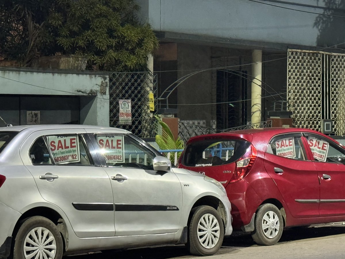 Haven’t seen this phenomenon in #Kolkata before. Cars parked on the kerb at night with “For Sale” notice (somewhere in South Kolkata last night). Common abroad. Wonder what’s the success rate. #randomobservation #citylife