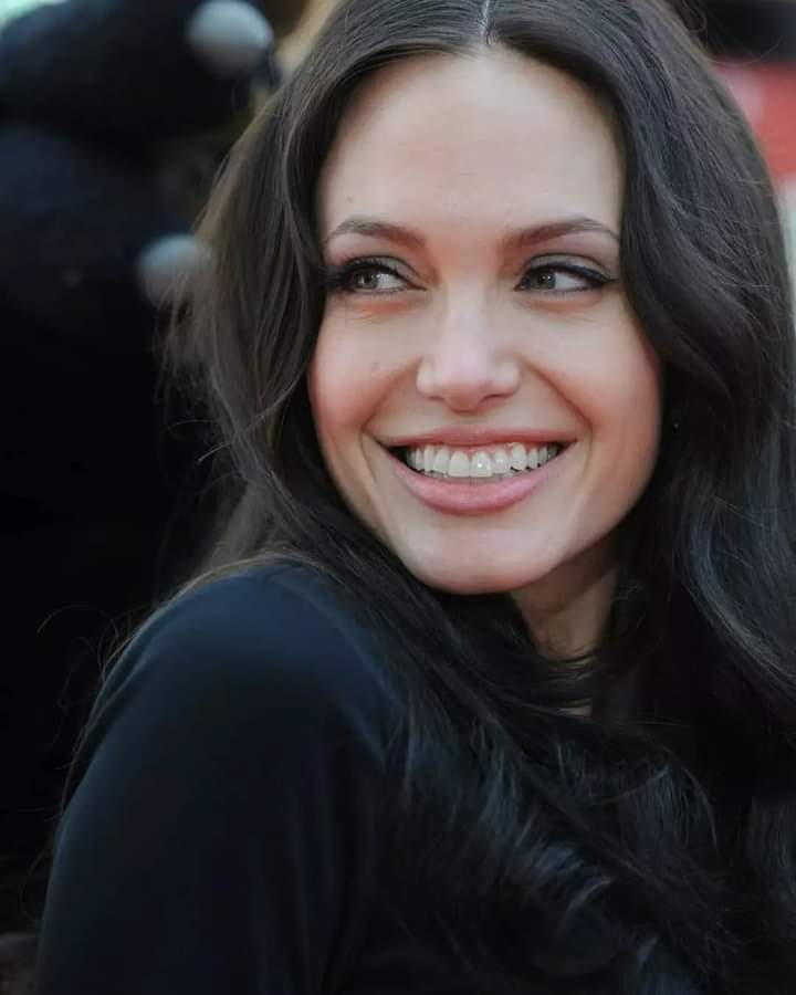 #AngelinaJolie