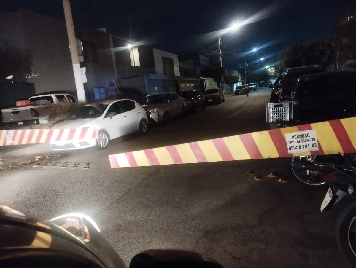 SaraAldrete's tweet photo. @Trafico_ZMG  en la calle Alejandrina y Lapislázuli tienen la calle cerrada con plumas con el argumento de que se estacionan en sus cocheras porque está el teatro galerías a la vuelta y no hay paso por ningún lado, tienen cerrado con candado. https://t.co/dwGNvcGkwx