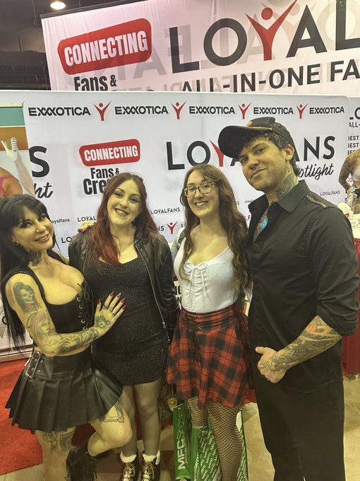 Exxxotica was so much fun! @JoannaAngel and @thesmallhands_ you guys are the best so glad we got to say<a class="tags" href="/tag/joannaangel">@joannaangel</a><a class="tags" href="/tag/thesmallhands_">@thesmallhands_</a><a href="/tag/travel"class="tags"><span>#travel</span></a><a href="/tag/wanderlust"class="tags"><span>#wanderlust</span></a><a href="/tag/explore"class="tags"><span>#explore</span></a><a href="/tag/adventure"class="tags"><span>#adventure</span></a><a href="/tag/travelblogger"class="tags"><span>#travelblogger</span></a>
