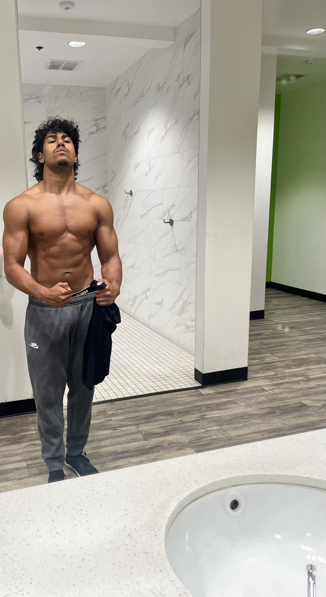 Sam_arquez's tweet photo. Recap of this week! Last week of volleyball season then finishing off with track. Little clips from my workout this week, looking good! 197lbs, 4.63 40(recorder messed up did my best to show time🤦‍♂️)

@coachFarrarMesa @CoachBCleary @BallCoachGW @CoachChevSD https://t.co/AKvdV1RoPc