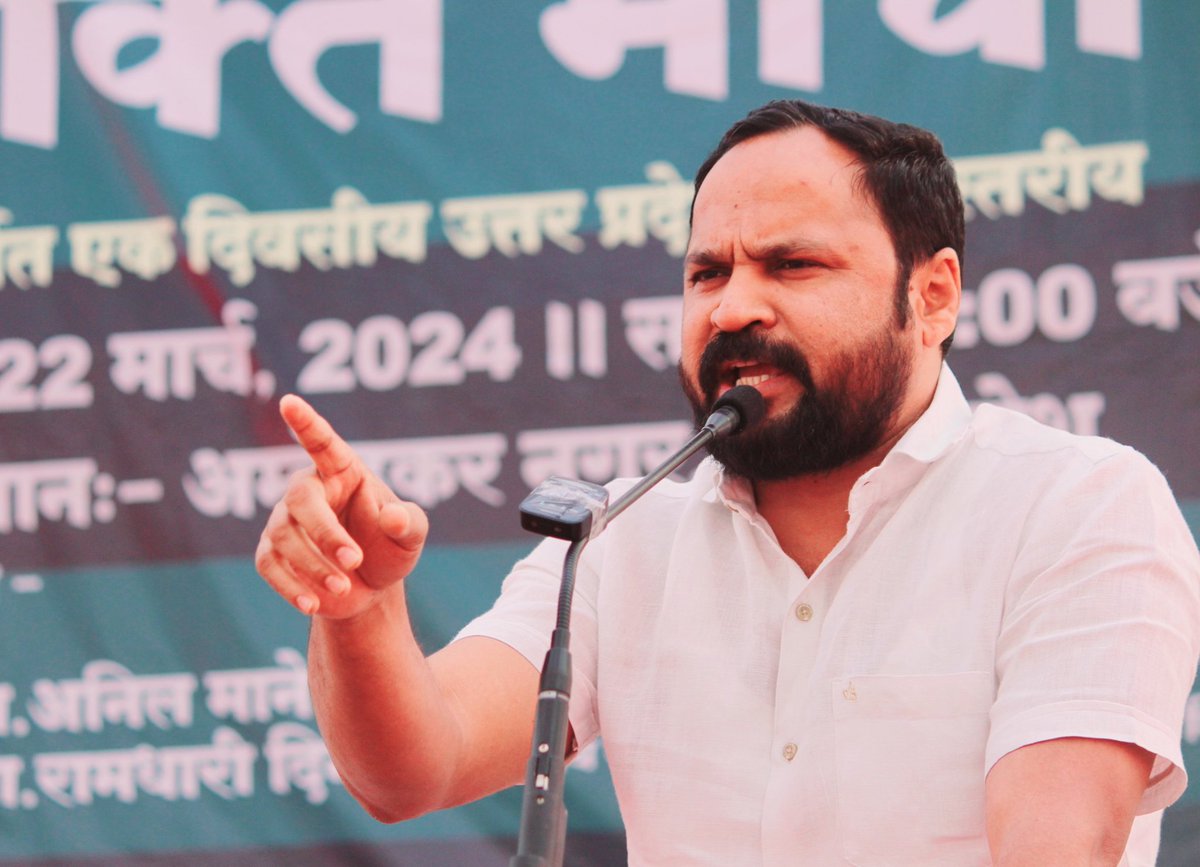 326 आर्टिकल के तहत डॉ बाबासाहब अम्बेडकर ने जनता को वोट अधिकार दिया।वोट का अधिकार शासक बनना और बनवाने का अधिकार है।और वोट के अधिकार में सभी अधिकार शामिल है।वोट का अधिकार EVM ने शून्य किया है।इसलिए जनता को EVM नहीं बैलट पेपर चाहिए। #IndiaWantsBallotPaper