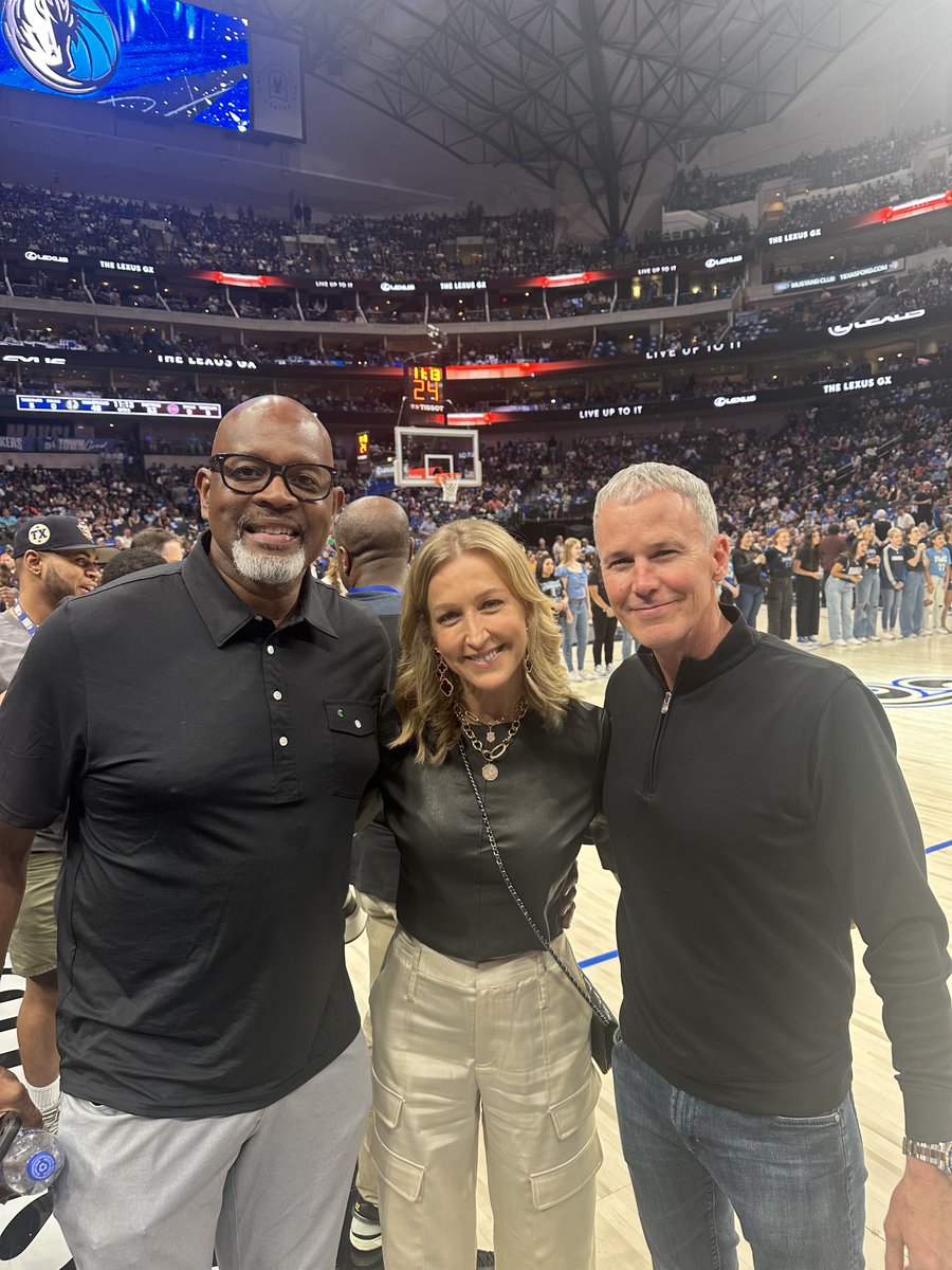 𝑴𝒖𝒔𝒕𝒂𝒏𝒈𝒔 𝒙 𝑴𝒂𝒗𝒔 Coach Enfield and Coach Mobley (@emobley15) met some Mustang fans and connected with former player, @Chimezie_Metu tonight at the @dallasmavs game! #PonyUpDallas | @SMUMustangs