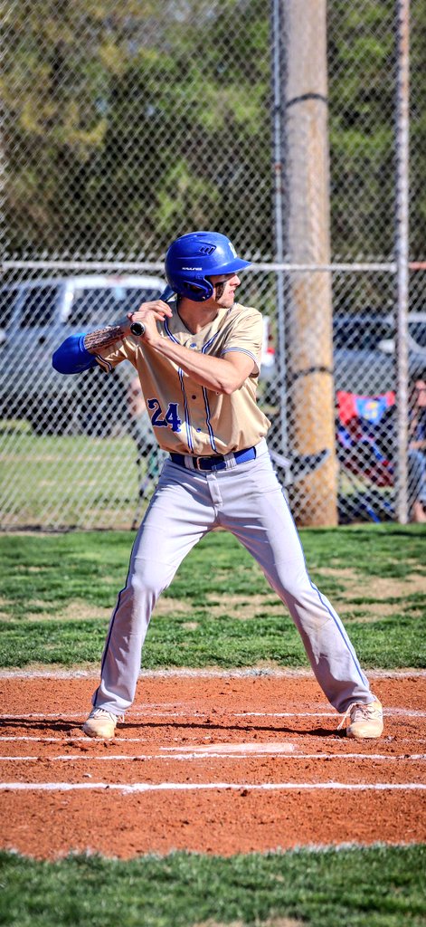 Ryder Phillips of Riverton blast this Home Run 💣 to help the rams get the win over Quapaw. 
Ryder is having a fantastic Senior year and he will be attending Butler Community College next fall to continue his football career. 📸 5 Star Photography #SEKbombsquad #SEKsports