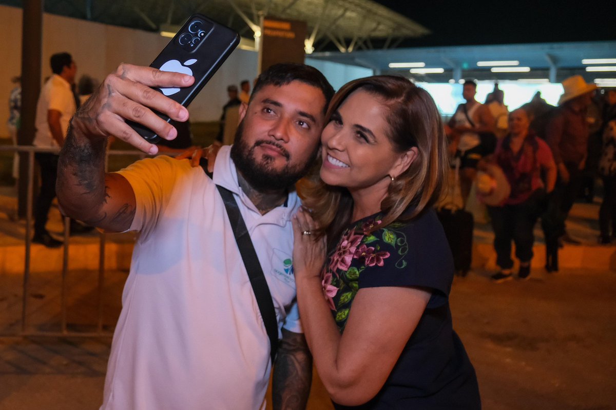 MaraLezama's tweet photo. Llegamos a #Cancún, tras un recorrido extraordinario con pasajeros de lujo 🤩, ¡muy recomendado! 🛤️ https://t.co/LyNr9qBlno