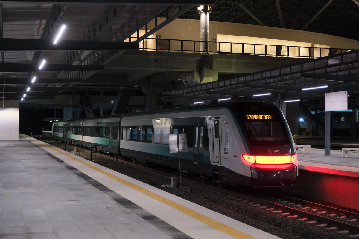 MaraLezama's tweet photo. Llegamos a #Cancún, tras un recorrido extraordinario con pasajeros de lujo 🤩, ¡muy recomendado! 🛤️ https://t.co/LyNr9qBlno