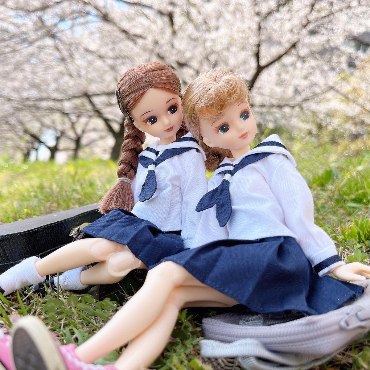 MioLicca's tweet photo. 部活帰り。
桜の木の下でアイス買い食いしちゃうリカちゃんズ。
#制服　#リカちゃん #桜 https://t.co/EvaBSxmh9a