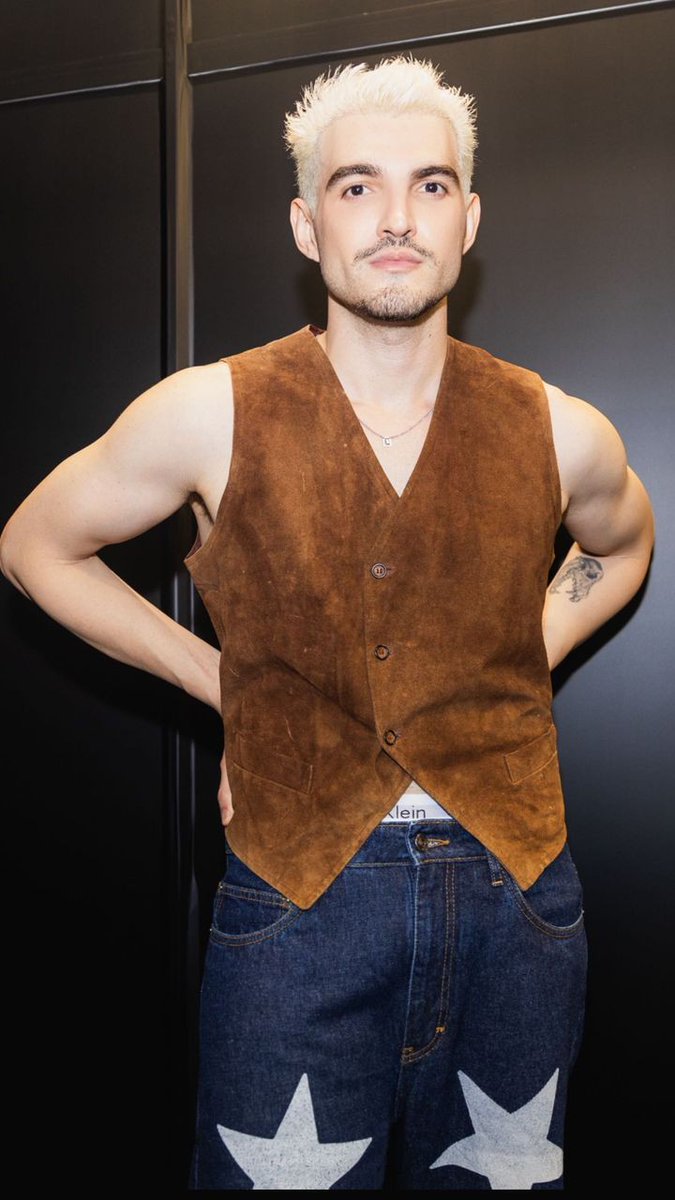 dezembrode2013's tweet photo. os dançarinos vestidos igual o jão que é pra anunciar o feat jãobrina que vai estar presente no deluxe de super https://t.co/wzmkUYZPCi https://t.co/twswEPkFJx