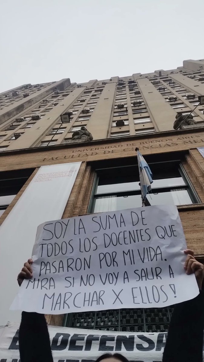 Y un día Pepe hizo este cartel y me di cuenta que elegí bien al lado de quién sentarme el primer día de fisio