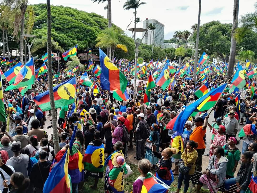 MaclellanNic's tweet photo. Plans by French President #Macron and Overseas Minister #Darmanin to change voting rights for the provincial assemblies and Congress in #NewCaledonia are polarising the community. Massive rallies this morning by both supporters and opponents of independence. https://t.co/nkoi0SLQxQ