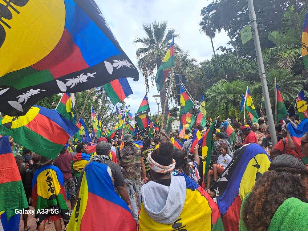 MaclellanNic's tweet photo. Plans by French President #Macron and Overseas Minister #Darmanin to change voting rights for the provincial assemblies and Congress in #NewCaledonia are polarising the community. Massive rallies this morning by both supporters and opponents of independence. https://t.co/nkoi0SLQxQ