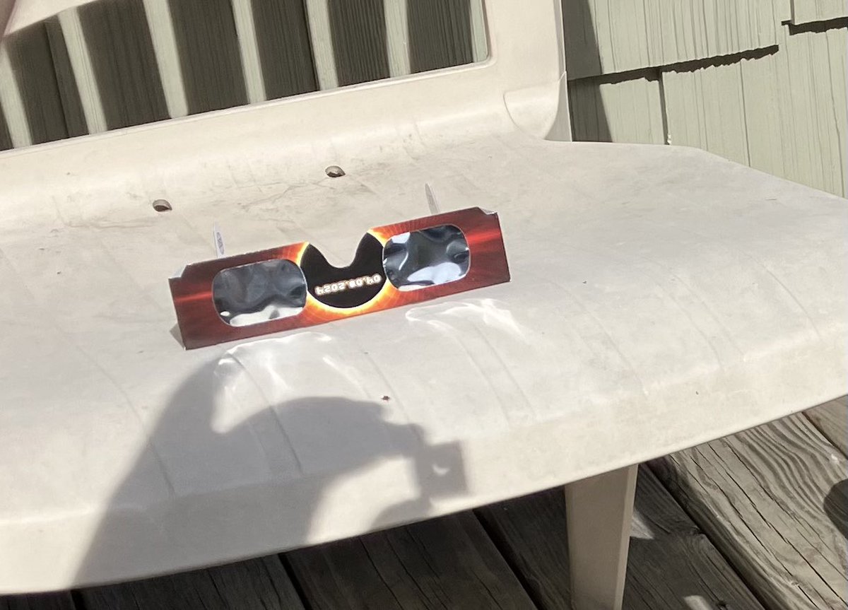 garrettpsmith's tweet photo. Doing science with a Cheez-it.  @drbecky_ #Eclipse2024 https://t.co/AT71DQpR0y