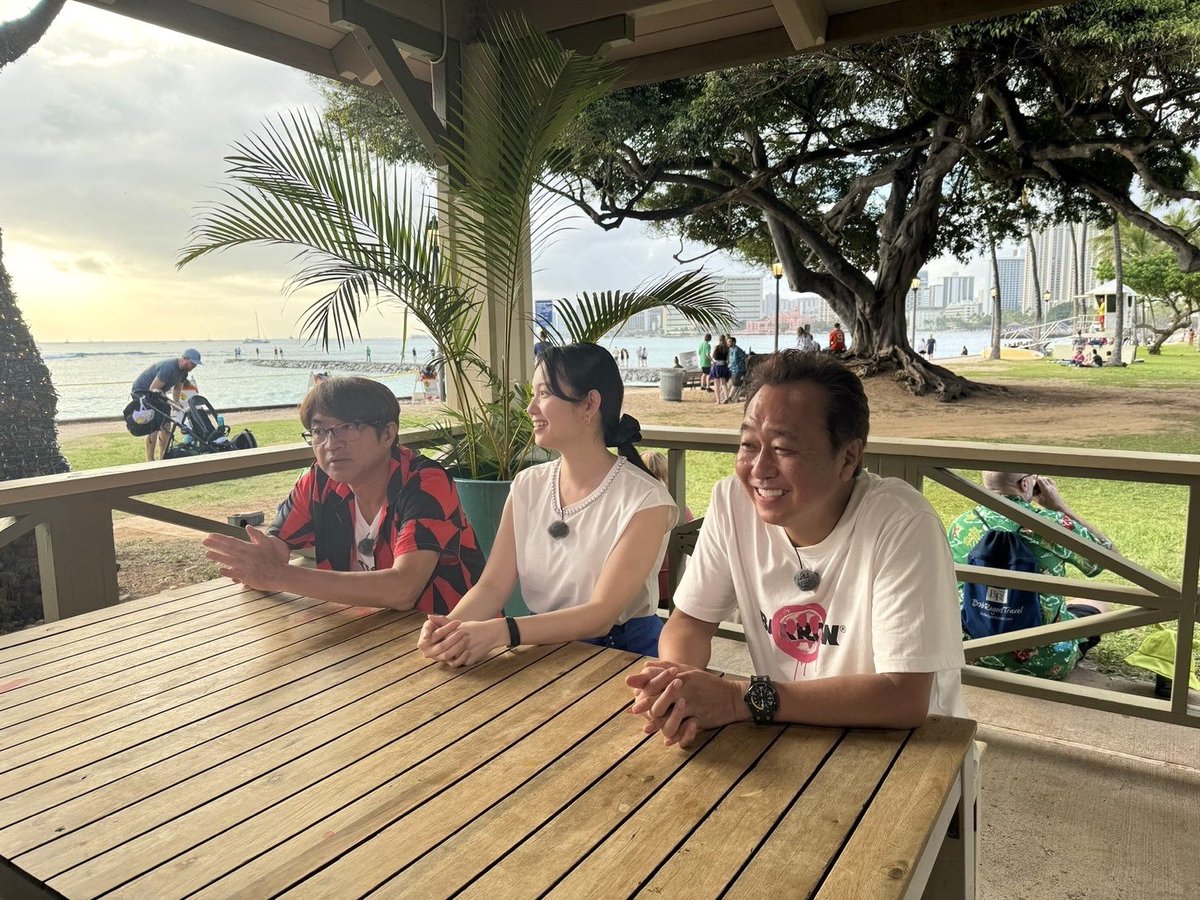 hitomi_tanaka_9's tweet photo. 🌴🌴🌴

色々な時期を乗り越えて、またハワイロケができました。本当に感慨深い。人も気候も暖かった。でもそれだけではないのがモヤさま。思い出してプププ。すでに下記URLから見どころキーワードが見られますね。

4月27日からDMM TV独占配信
2週間後だっ
https://t.co/WWBvK7ThwE🌈 https://t.co/UiEVKzccvZ