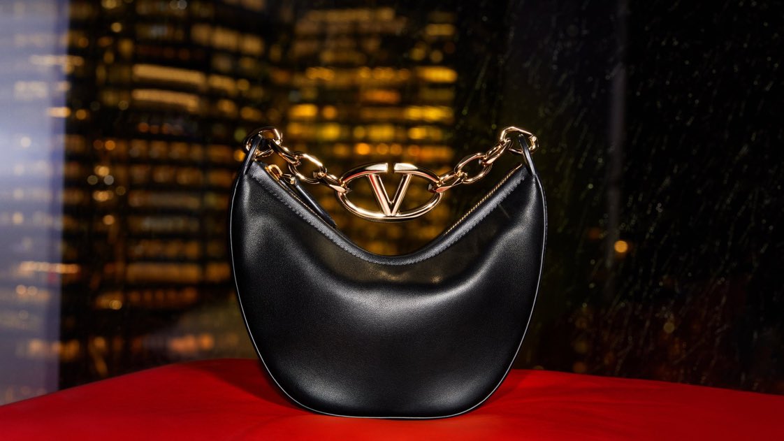 กระเป๋า #VALENTINOGARAVANI #VLogoMoonBag สะท้อนเสน่ห์อันโดดเด่นผ่านคอลเล็กชันล่าสุดของเมซง เลือกชมกระเป๋ารุ่นใหม่ล่าสุดได้ทาง on.valentino.com/VALENTINOLÉCOLE