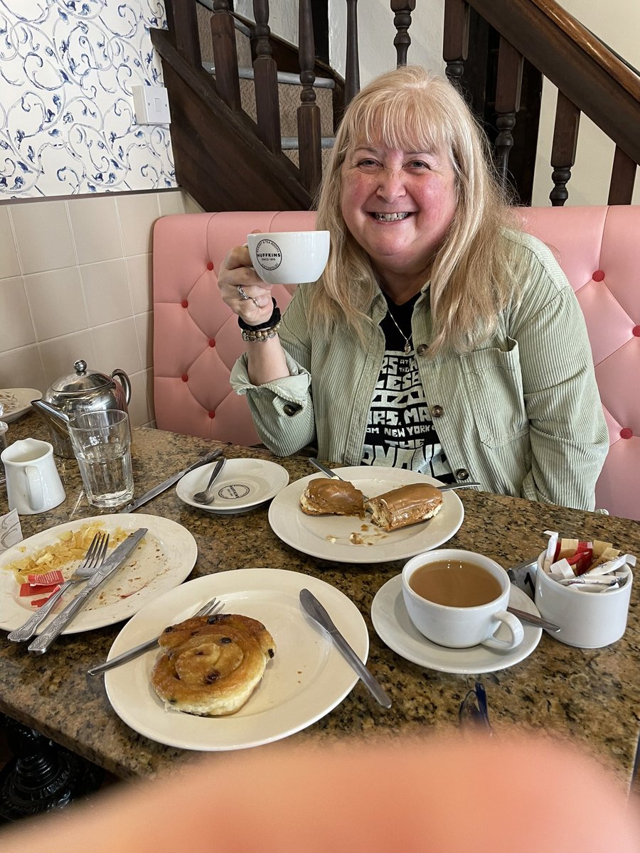 PeteTrewavas's tweet photo. As yesterday was the first warm day for ages, we had a day in the Cotswolds, so of course it had to be lunch at Huffkins. If you’ve never been you’re missing out. 😎 https://t.co/jehAts6dRP
