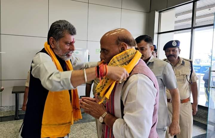 KiranDeoBJP's tweet photo. आज जगदलपुर के माई दंतेश्वरी विमानतल पर पहुंचकर केंद्रीय रक्षा मंत्री श्री @rajnathsingh जी का आत्मीय स्वागत किया। 

@narendramodi @BJP4India @JPNadda @BJP4CGState @OmMathur_bjp @ajayjamwalbjp @NitinNabin @PawanSaiBJP https://t.co/ZzUP4zzBhq