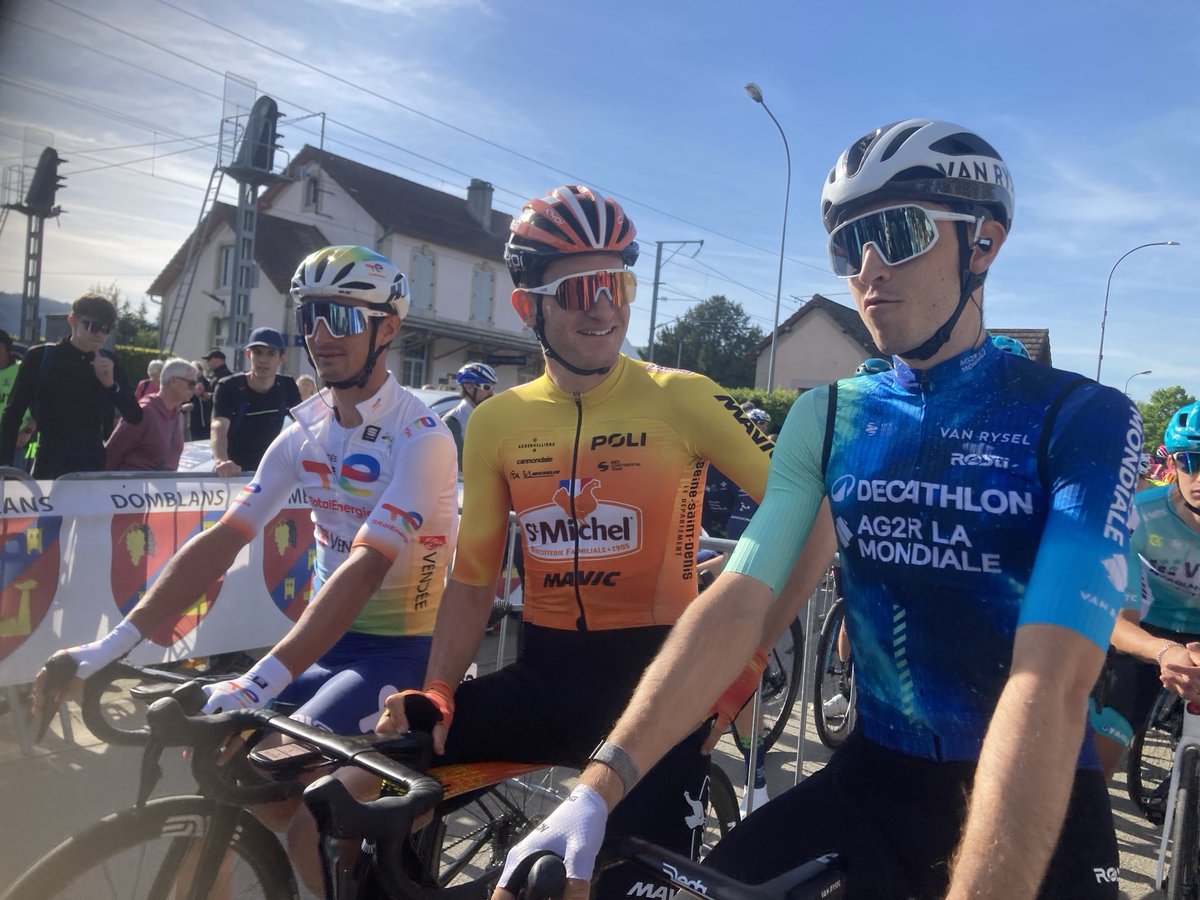 Jérémy Chevreuil (@jeremychevreuil) on Twitter photo C’est parti pour le #tourdujura
3 Jurassiens en tête de peloton au départ : <a href="/A_Vuillermoz/">Alexis Vuillermoz</a> <a href="/TheoDelacr0ix/">Théo Delacroix</a> <a href="/clem_berthet/">clementberthet</a> C’est parti pour le #tourdujura
3 Jurassiens en tête de peloton au départ : <a href="/A_Vuillermoz/">Alexis Vuillermoz</a> <a href="/TheoDelacr0ix/">Théo Delacroix</a> <a href="/clem_berthet/">clementberthet</a>