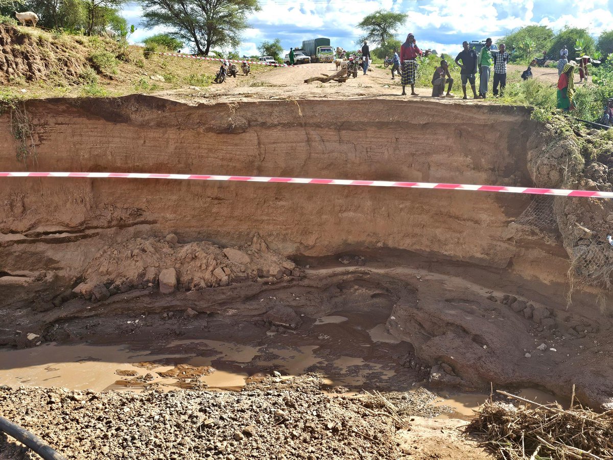 📍Simanjiro,Manyara ▪️'TANROADS YAENDELEA NA KAZI YA MATENGENEZO YA DARAJA LA LOSINYAI LILOHARIBIWA NA MVUA MKOANI MANYARA' Serikali kupitia Wakala ya Barabara Tanzania (TANROADS) Mkoa wa Manyara imeendelea kufanya matengenezo ya miundombinu ya daraja la Losinyai lililopo…