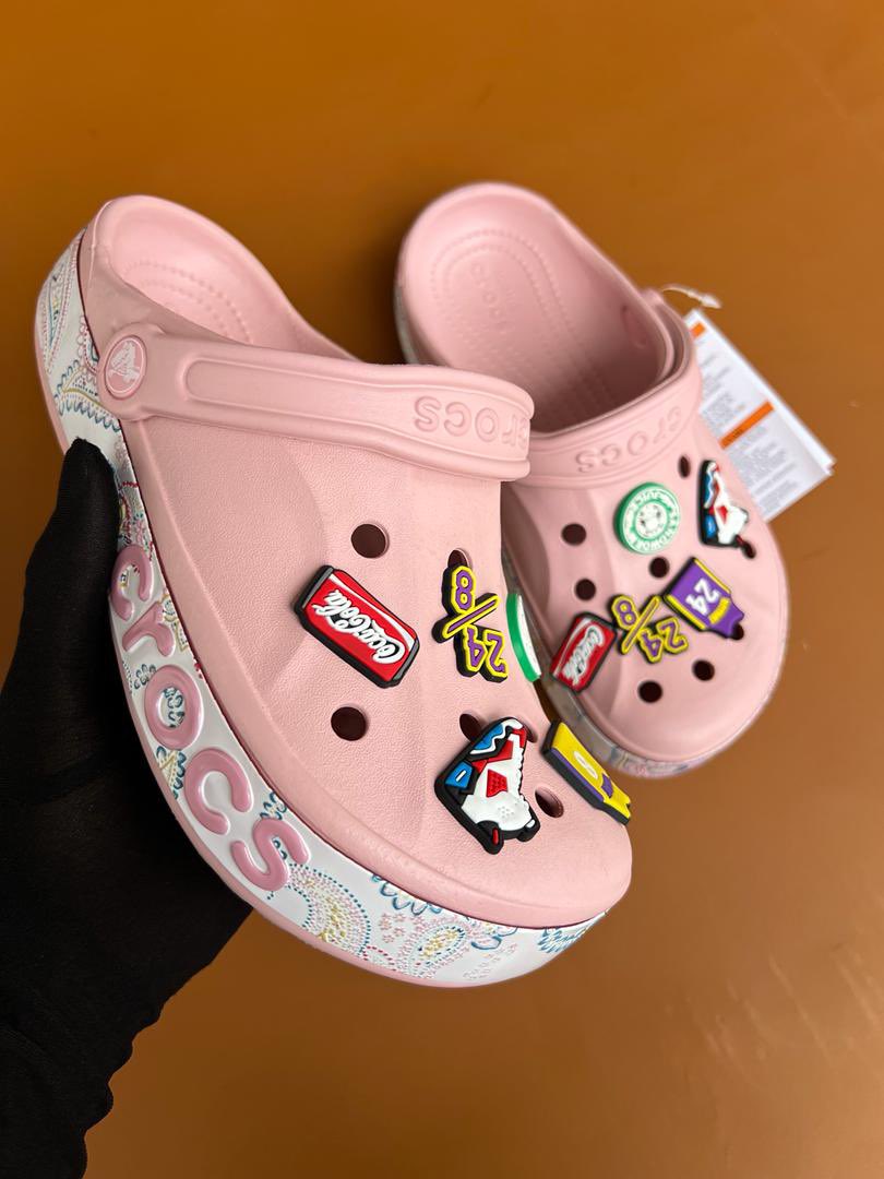 For the ladies🌸💐💕 Pink crocs ; 45000tshs( with charms) Calls/deliveries 📞 0769928320
