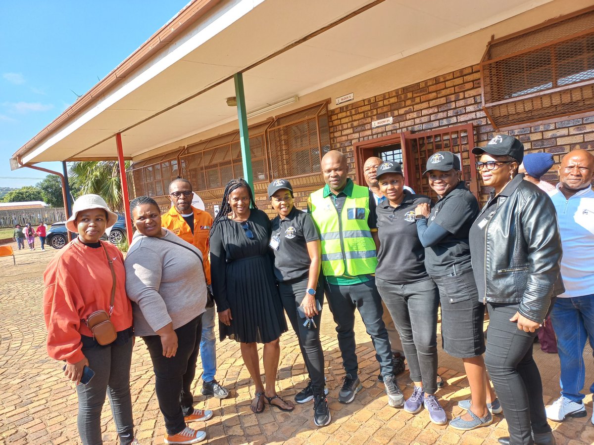 [HAPPENING NOW]: MEC for Human Settlements and Infrastructure Development Lebogang Maile has arrived at Atteridgeville to conduct site visits at the Jobs and Skills Programme registration sites at Mahlahle Primary School and Mabafeng Primary School. #NasiiSpani #iCrushNeLova