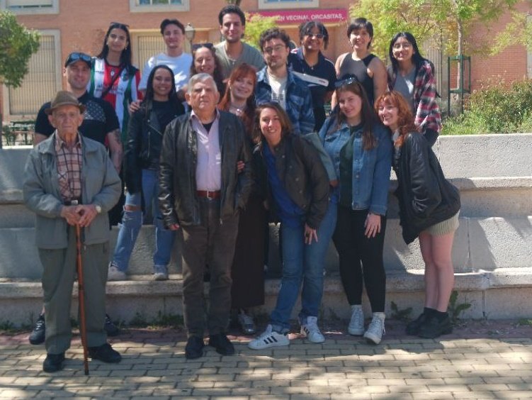 POLITICA Con los estudiantes de Políticas de la Complu que vienen a conocer la historia de Orcasitas, o cómo la lucha social puede mejorar la vida de las personas en un barrio. Ahora que la derecha proclama el 'todos son iguales' y desprestigia la política para quedársela.